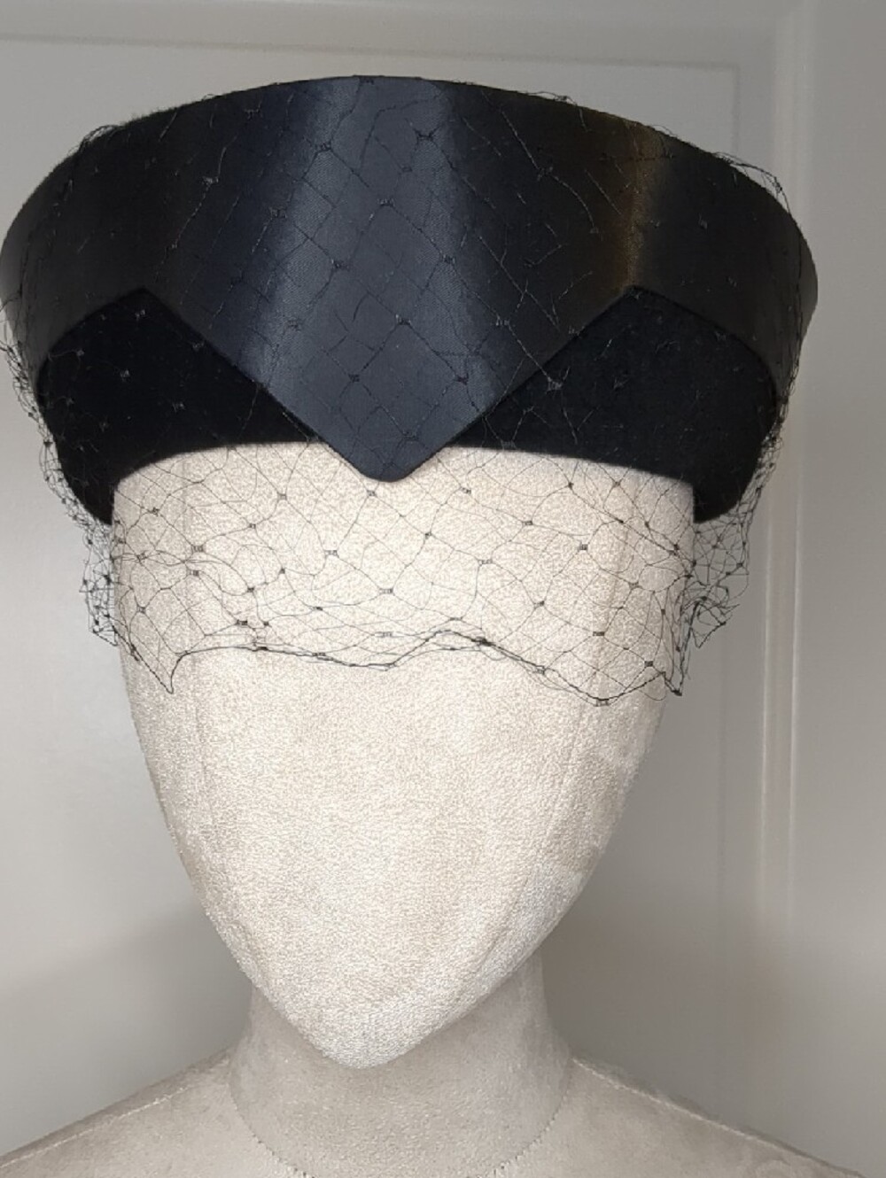Vintage 60s Wilshire Mod Pillbox Hat Netted V Shape Accent Front Velour Fur